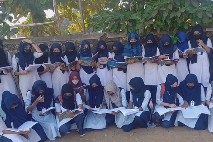 'Hijab is Our Right' Trends on Twitter as Netizens Highlight Plight of Girl Students in Karnataka