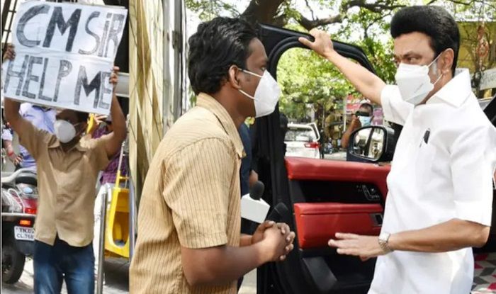 Tamil Nadu: On Way to Secretariat, TN CM Stalin Halts Convoy to Meet Medical Student Seeking Help