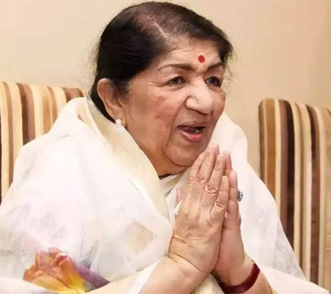 Lata Mangeshkar’s Love For White Saree Was Inevitable: 5 Pictures of Melody Queen in White Sarees