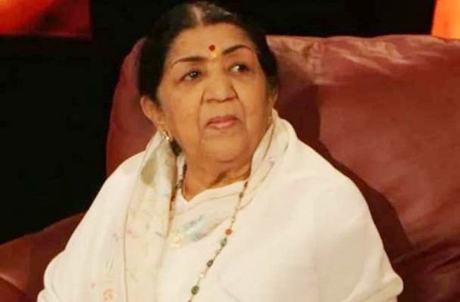 Lata Mangeshkar’s Love For White Saree Was Inevitable: 5 Pictures of Melody Queen in White Sarees