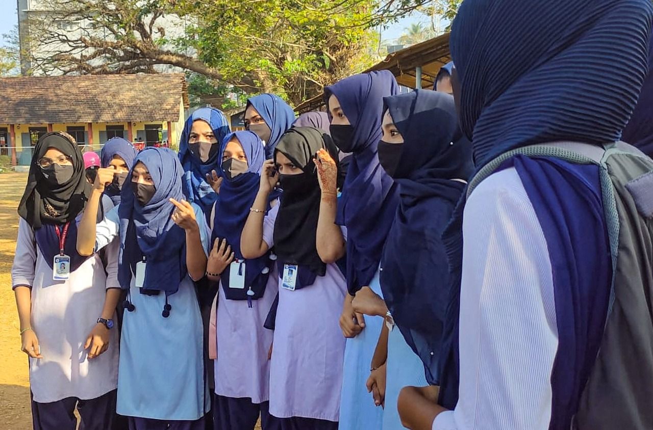 Hijab Row: कर्नाटक हाईकोर्ट के चीफ जस्टिस की अगुवाई वाली तीन जजों की बेंच गुरुवार को करेगी हिजाब मामले की सुनवाई