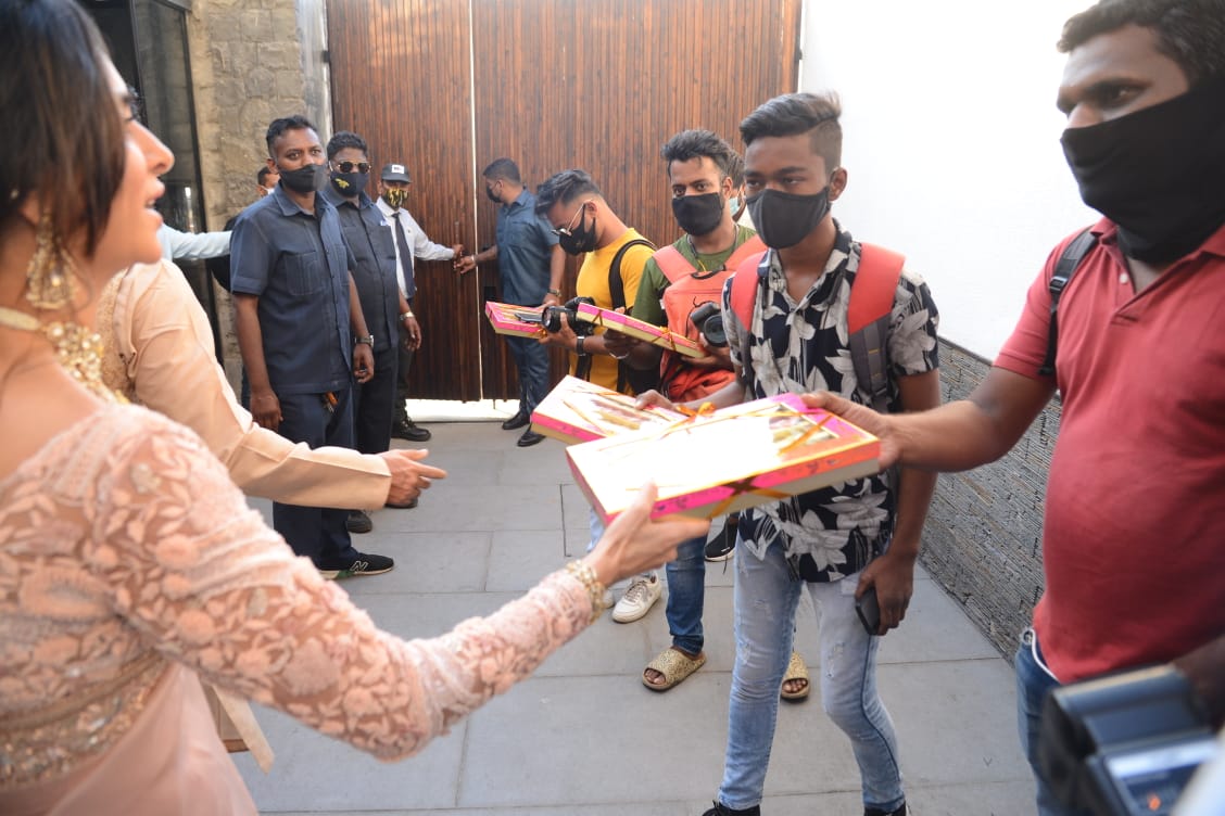 Farhan Akhtar and Shibani Dandekar distribute sweets to media