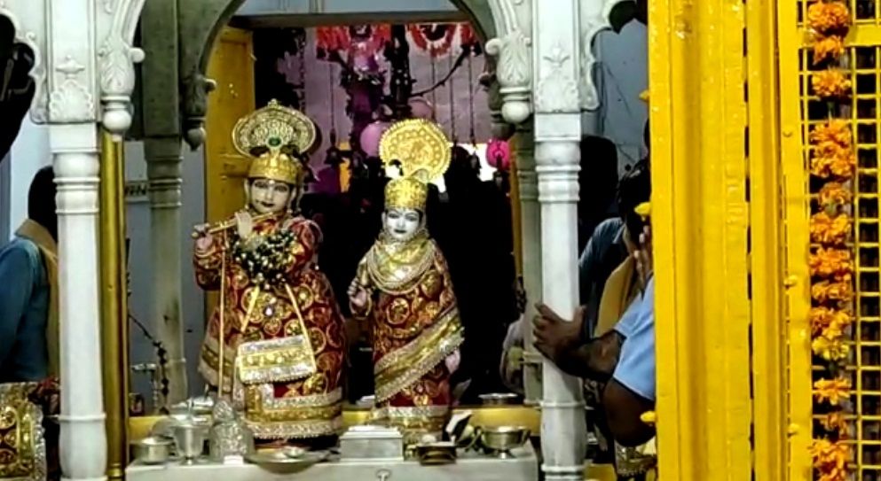 Prayagraj Couple Dress up as Radha 