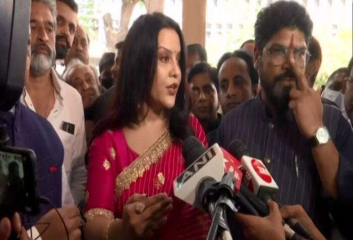 Amruta Fadnavis Says 3% Divorces in Mumbai Happen Due to Traffic, Twitter Reacts With Jokes