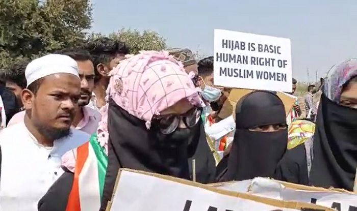 Hijab Controversy: कर्नाटक से महाराष्ट्र पहुंची हिजाब की आंच, सोलापुर में विरोध-प्रदर्शन, लड़कियों ने की नारेबाजी