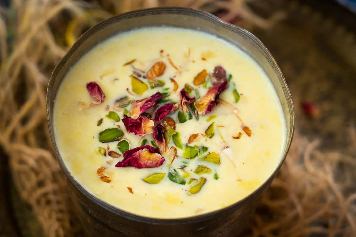 Holi special Recipes : होळीला बनवा केशर बदाम दूध...पाहुणे होतील खूश, जाणून घ्या रेसिपी