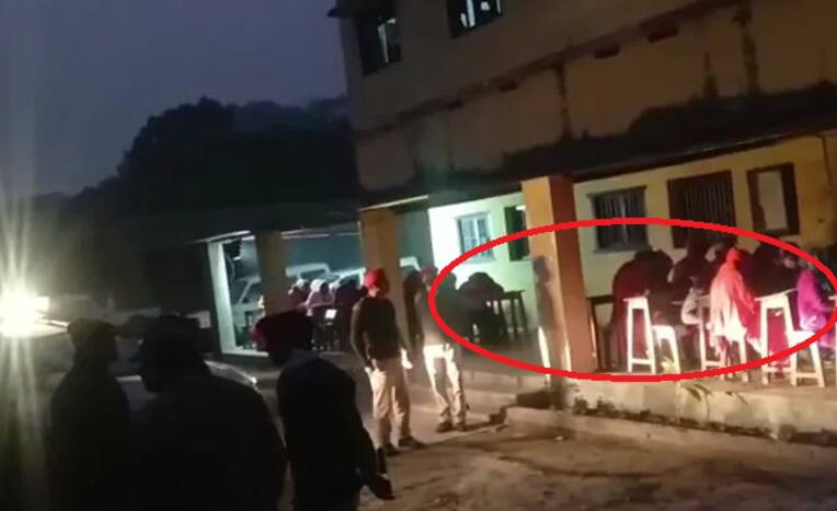 400 Students Take Class 12 Board Exam Under Headlights of Cars in Bihar's Motihari