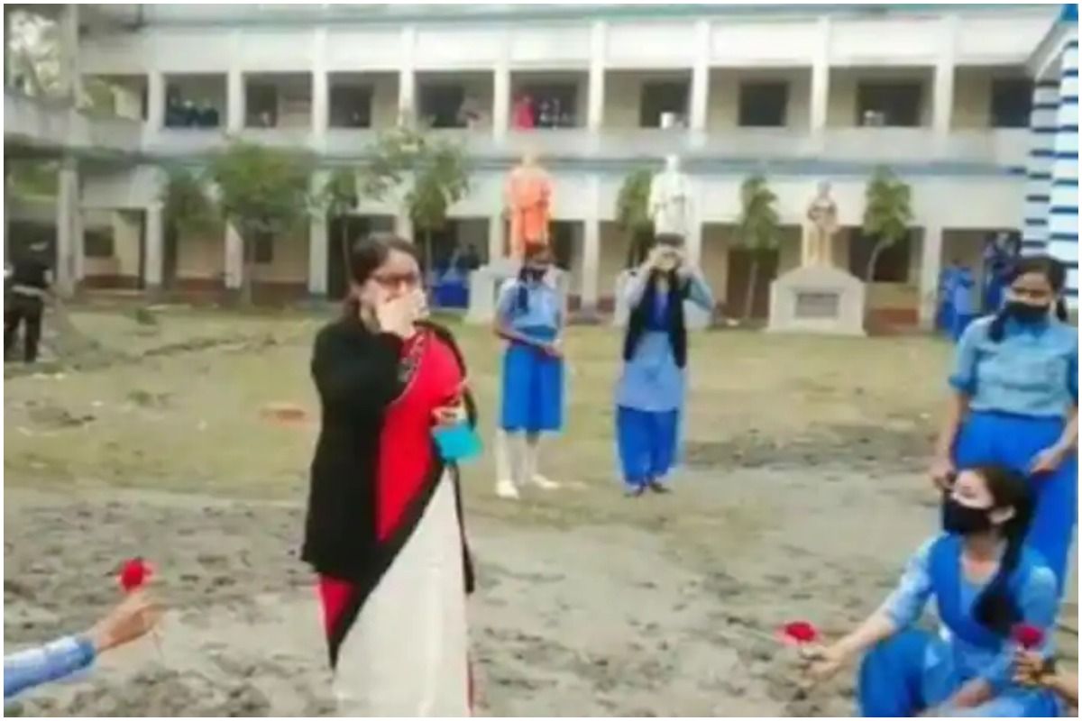 Viral Video Today: टीचर के फेयरवेल पर भर आईं स्टूडेंट्स की आंखें, हाथों