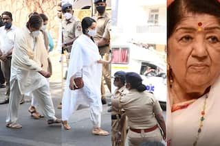 Lata Mangeshkar का पार्थिव शरीर पहुंचा घर, ये हस्तियां हैं मौजूद, प्रभु कुंज के बाहर का हाल-VIDEO