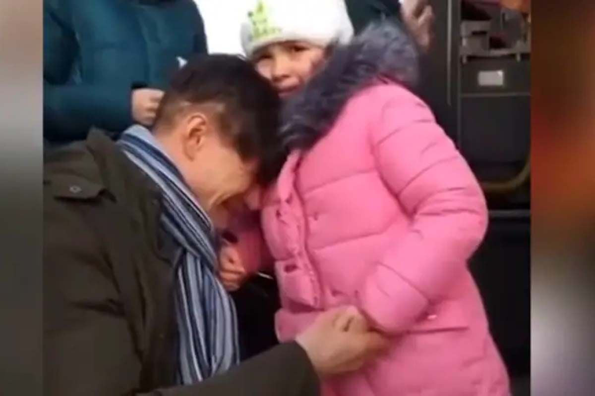 Russia-Ukraine Crisis: Father Cries As He Sends Off Daughter To Safe Place While He Stays Back To Fight For His Country | Viral Video