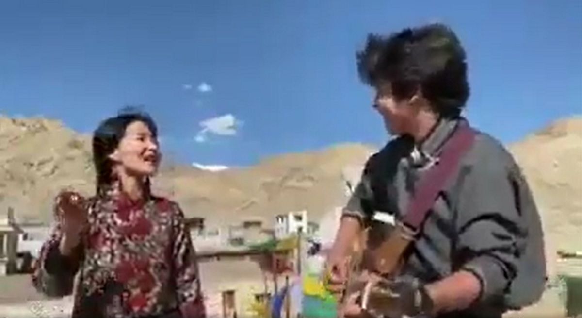 Viral Video: Ladakhi Folk Artists Sing Soulful Rendition of Sandese Aate Hain From Border. Watch
