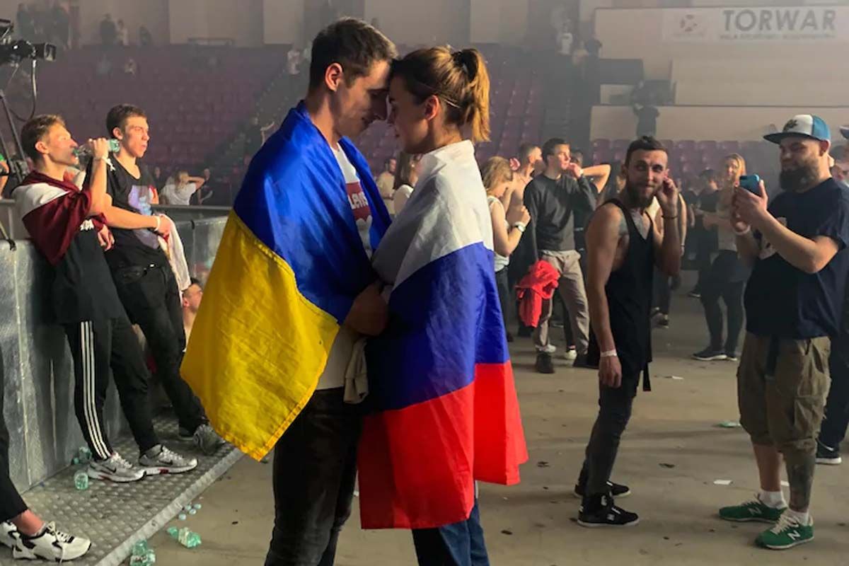 As Russia-Ukraine Crisis Intensifies, An Old Image Of A Couple Wearing Flags Of Two Countries Goes Viral
