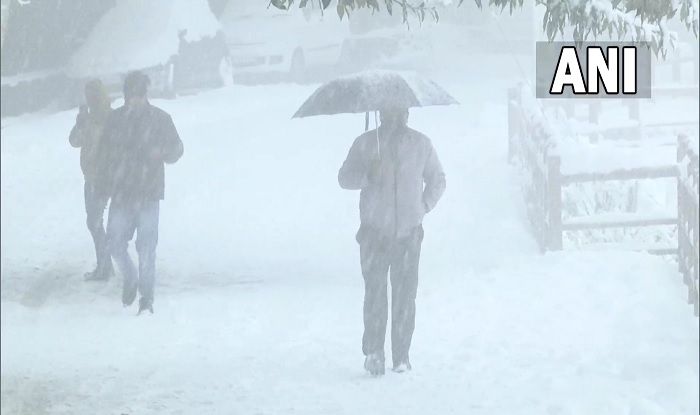 Uttarakhand Weather Updates: पहाड़ों पर मौसम का मिजाज बिगड़ा, बारिश और बर्फबारी, मैदानी इलाकों में कोहरा