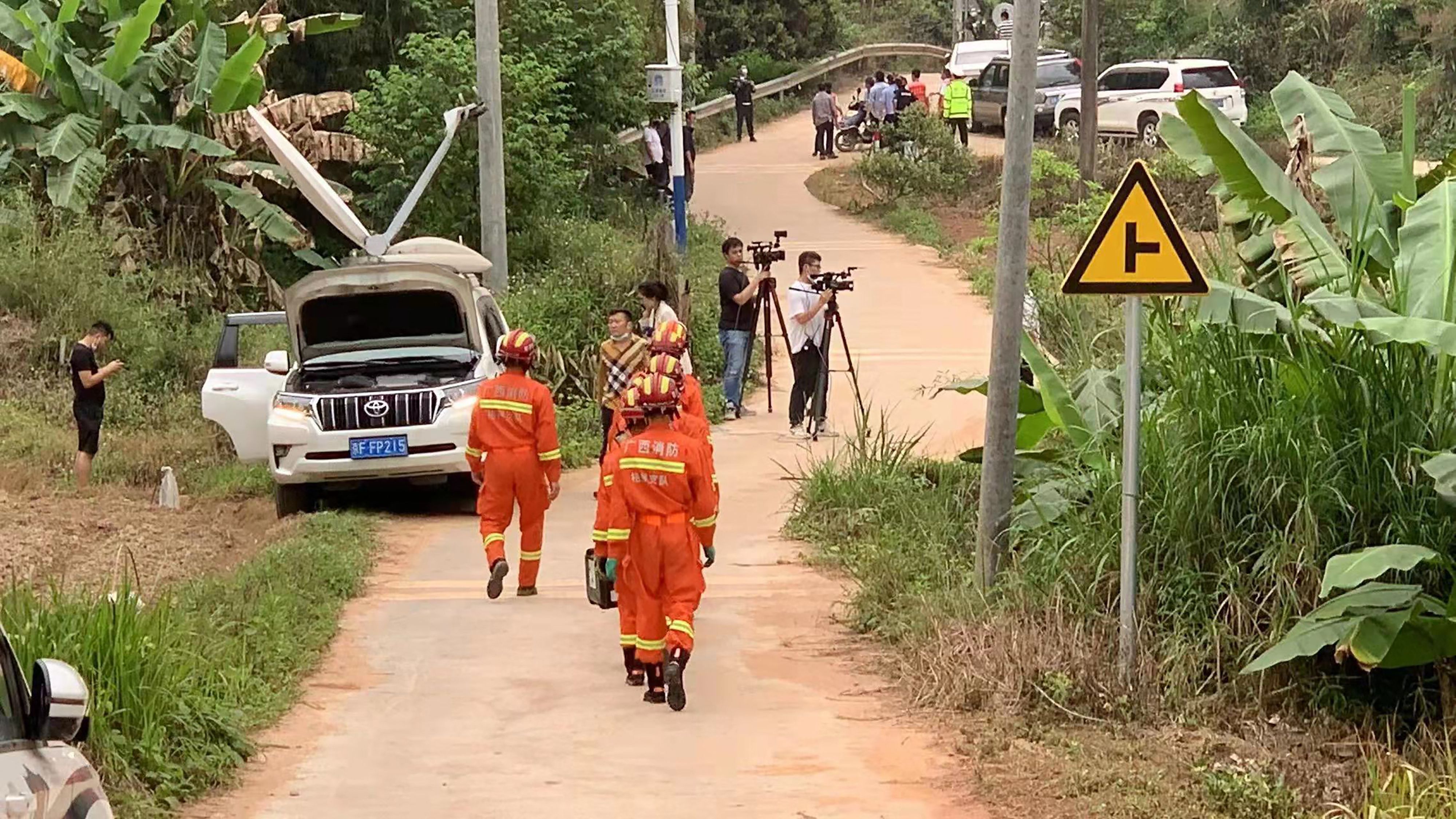 Rescuers head to the site of a plane crash in Tengxian county, Wuzhou city, in China's southern Guangxi region on March 22, 2022. A China Eastern passenger jet carrying 132 people crashed onto a mountainside in southern China on March 21 causing a large fire, shortly after losing contact with air traffic control and dropping thousands of metres in just three minutes.(AFP photo)