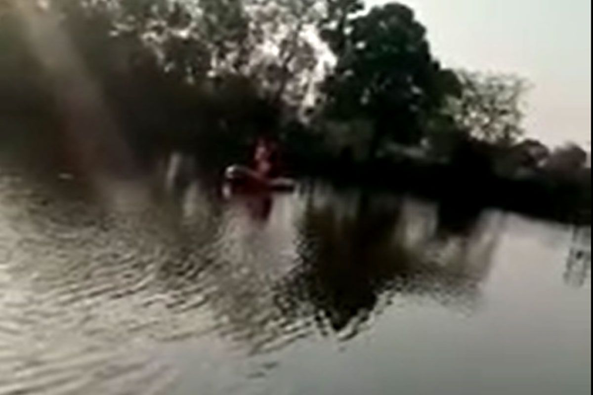 Gorakhpur: पोखरे में डूबी डोंगी नाव, 2 युवकों की मौत; बहादुर लड़के ने तीन की जान बचाई