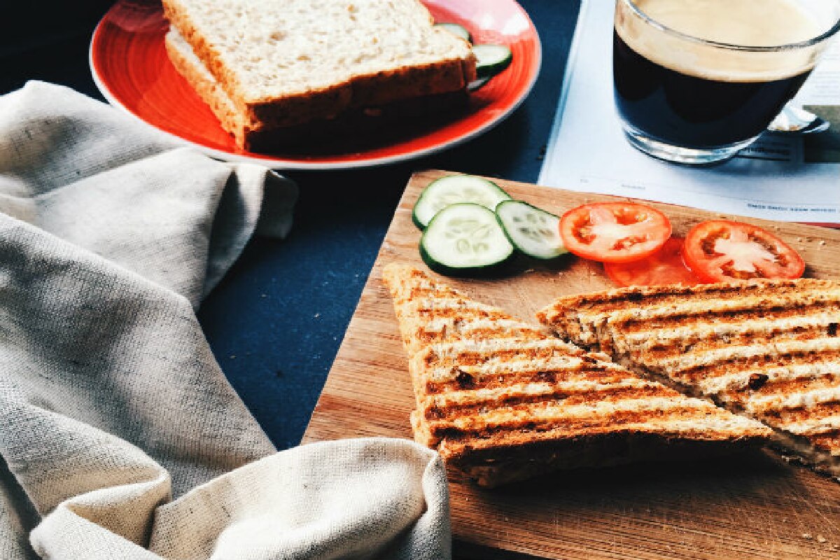 Breakfast Ideas: घर पर रहकर 10 मिनट में बनाएं ये टेस्टी बॉम्बे सैंडविच, जानें रेसिपी
