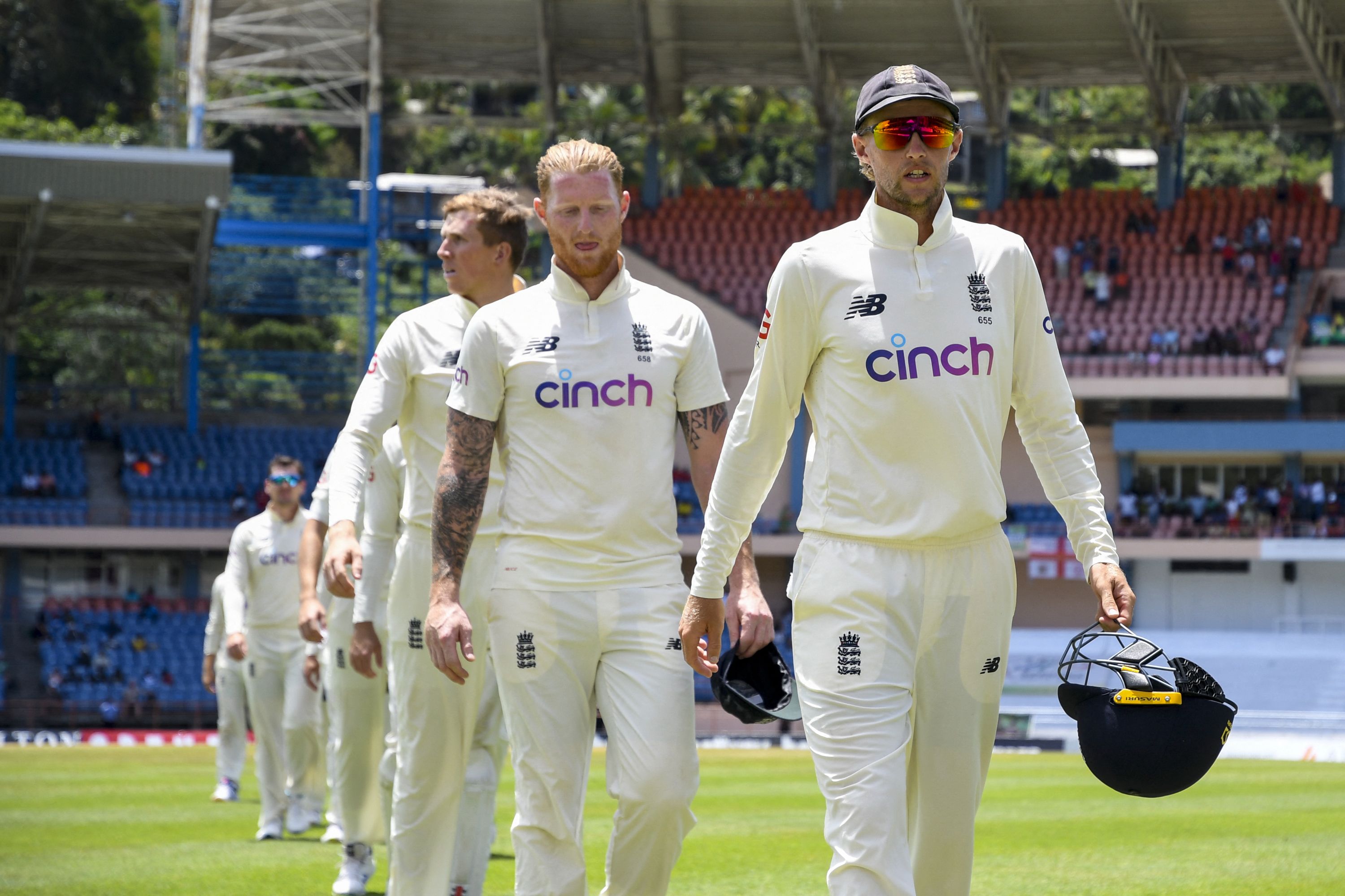 इंग्लैंड टेस्ट टीम की कप्तानी छोड़ दें जो रूट : माइकल वॉन