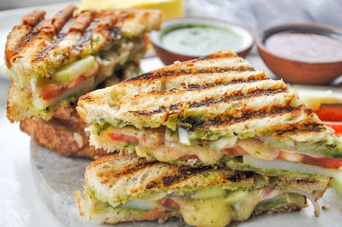 Breakfast Ideas: घरीच 10 मिनिटांत बनवा चविष्ट बॉम्बे सँडविच, जाणून घ्या ही सोपी रेसिपी