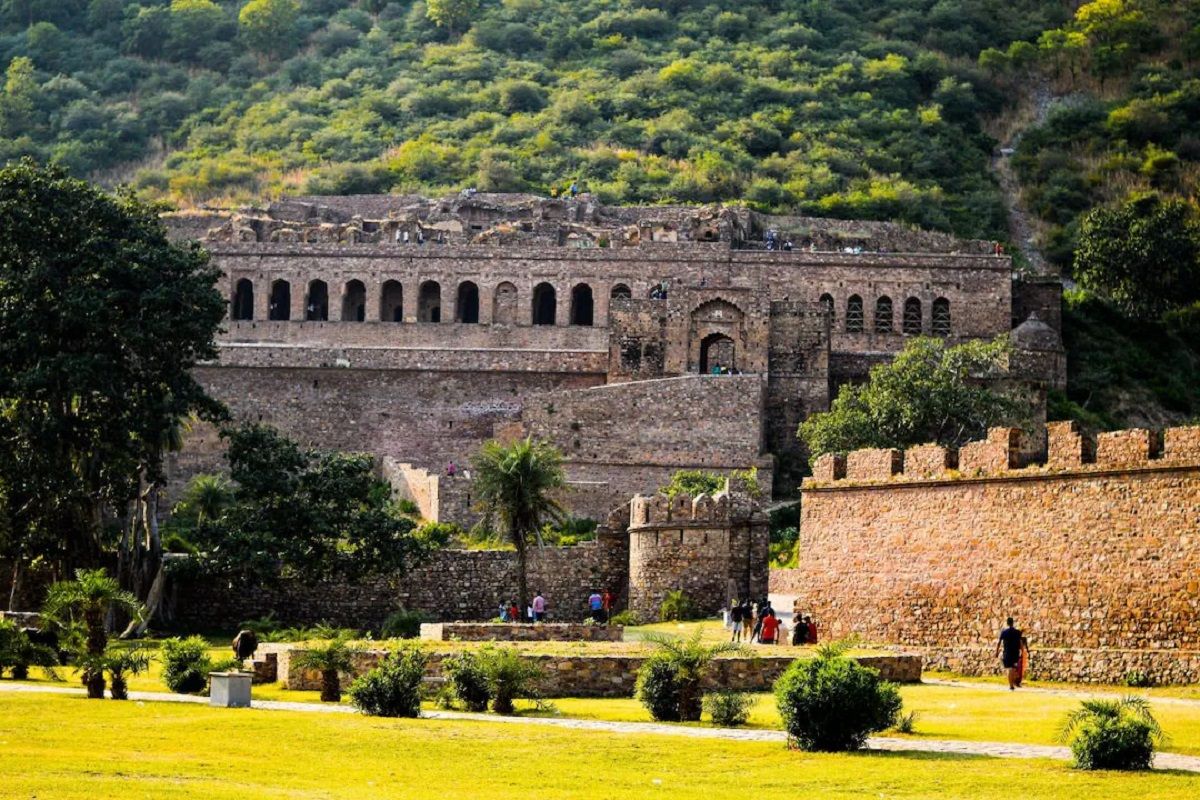 TRAVEL: देश ही नहीं, बल्कि विदेश से भी राजस्थान के इस रहस्यमयी किले को देखने आते हैं टूरिस्ट