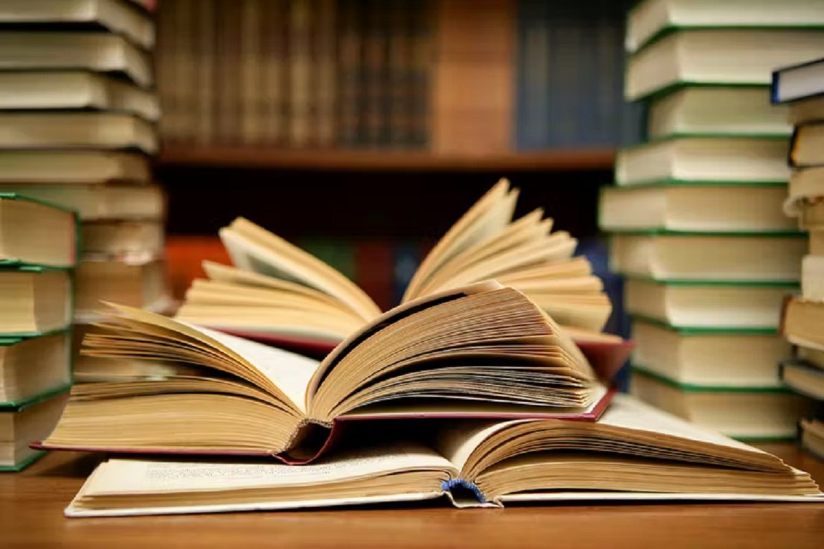Bihar Unique program to generate interest in books more than 700 people read books together
