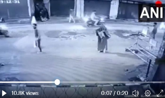 महिला ने थैले से निकाला पेट्रोल बम, लाइटर से जलाया और जम्मू-कश्मीर के CRPF बंकर पर फेंका, देखें वीडियो