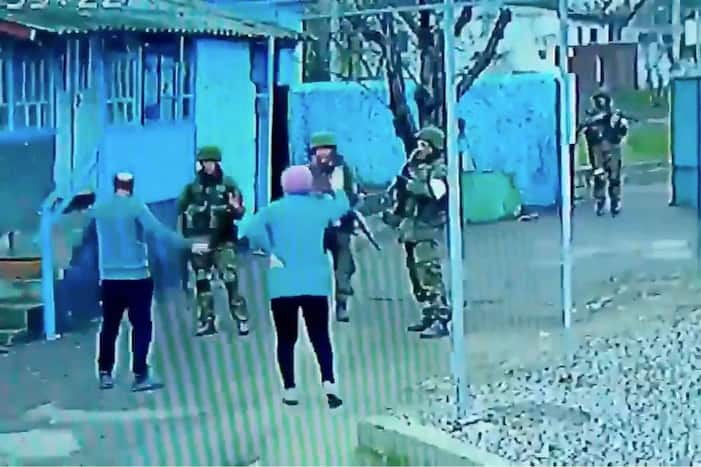 Viral Video: Elderly Ukrainian Couple Stands Up To Armed Russian Soldiers. Watch