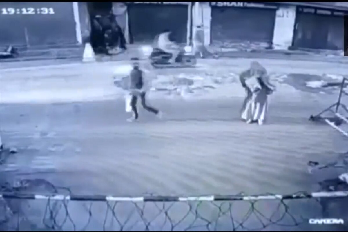 Jammu and Kashmir Video: बुरखा घालून आलेल्या महिलेने CRPF बंकरवर फेकला पेट्रोल बॉम्ब, पाहा व्हिडिओ