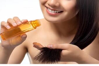 Hair Care Tips: क्या आपके बाल भी तेल लगाने के बाद झड़ते हैं? जानें ये 5 कारण Hair Care Tips: क्या आपके बाल भी तेल लगाने के बाद झड़ते हैं? जानें ये 5 कारण