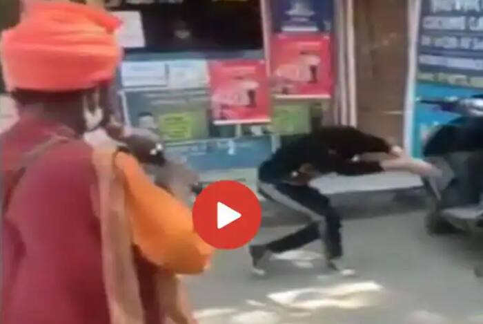 Viral Video: Snake Charmer Plays Flute In Front of Shop, What Happened Next Will Leave You Laughing | Watch