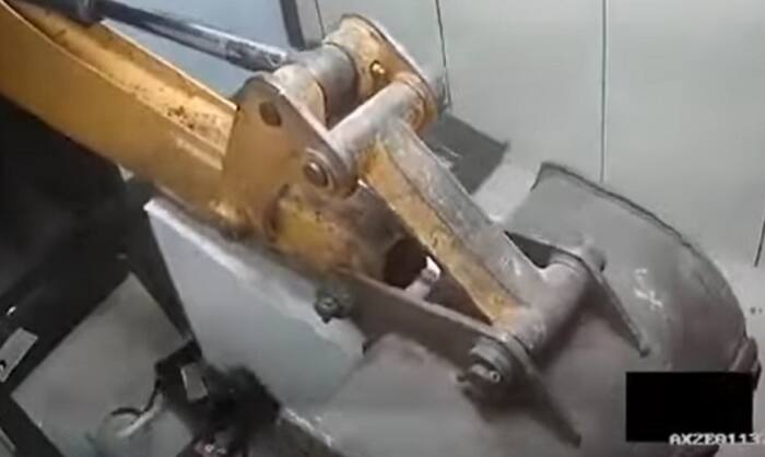 Thieves Use JCB Excavator To Dig Out & Steal ATM Machine