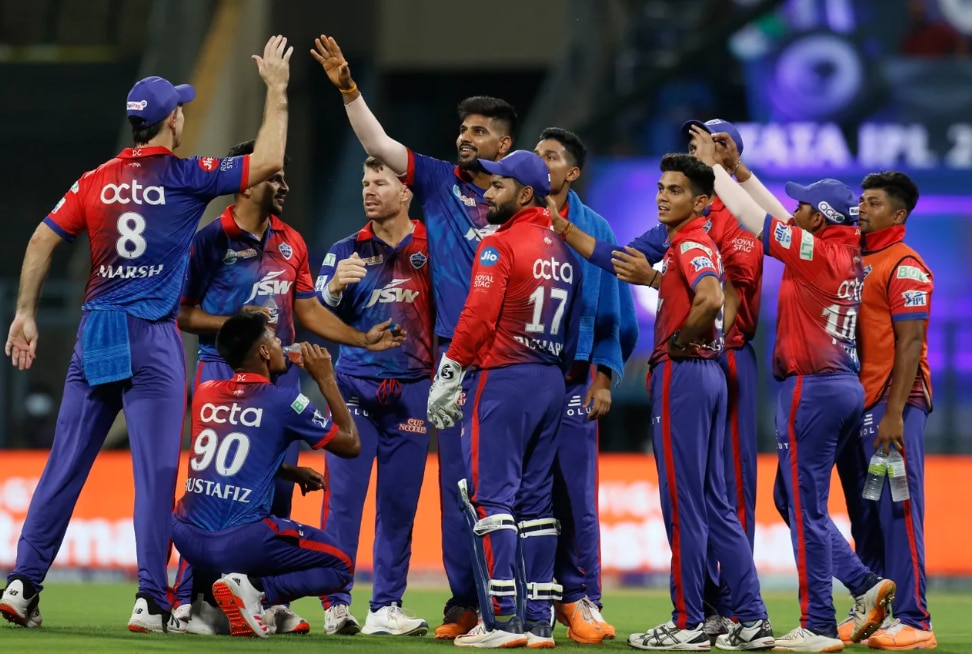 दिल्ली कैपिटल्स टीम में कोविड मामला मिलने के बाद फैंस ने की आईपीएल 2022 रद्द करने की मांग
