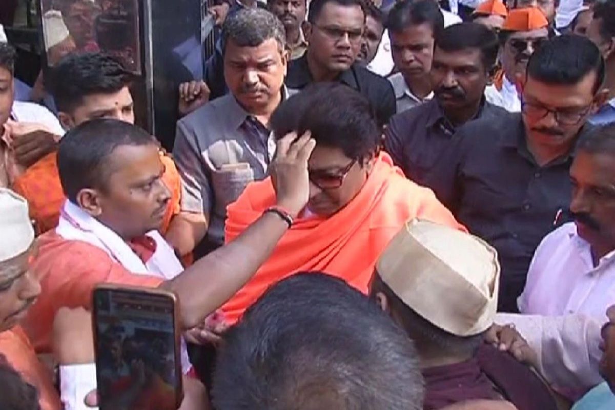 मोठी बातमी! औरंगाबादेतील सभेतील विघ्ने दूर होण्यासाठी Raj Thackeray नी घेतला 150 पुरोहितांचा आशीर्वाद, घरी केले गणेश पूजन...
