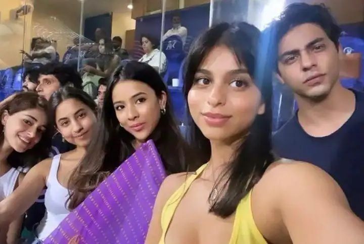 suhana khan selfie with friends