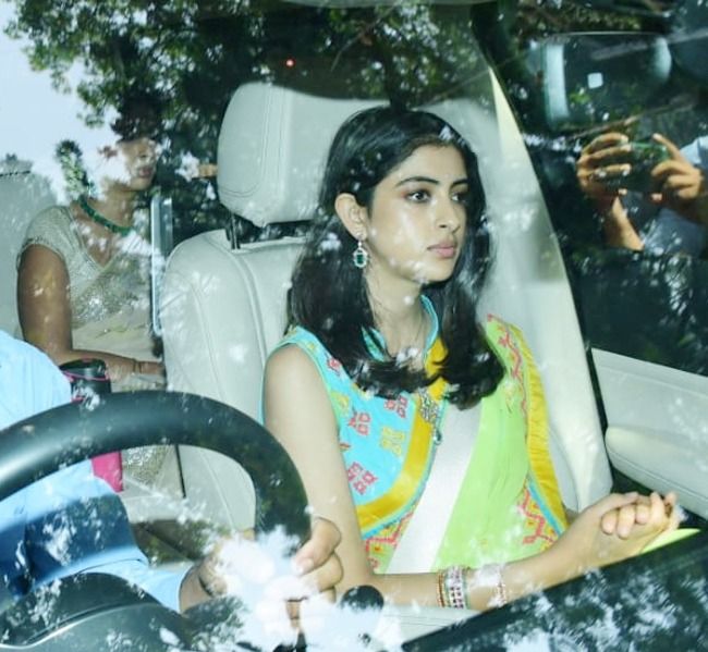Navya Nanda and Shweta Bachchan arrive at Ranbir-Alia's wedding
