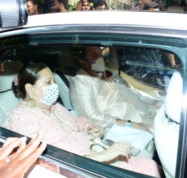Babita Kapoor and Randhir Kapoor arrive at Ranbir-Alia's wedding