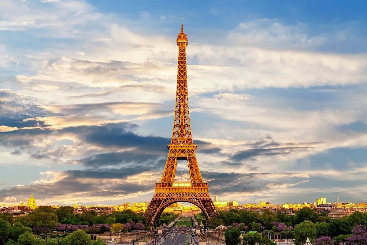 300 मीटर की ऊंचाई पर स्थित है पेरिस का एफिल टावर, जानिए कैसे था बना? नहीं पहुंच पाया था यहां हिटलर!