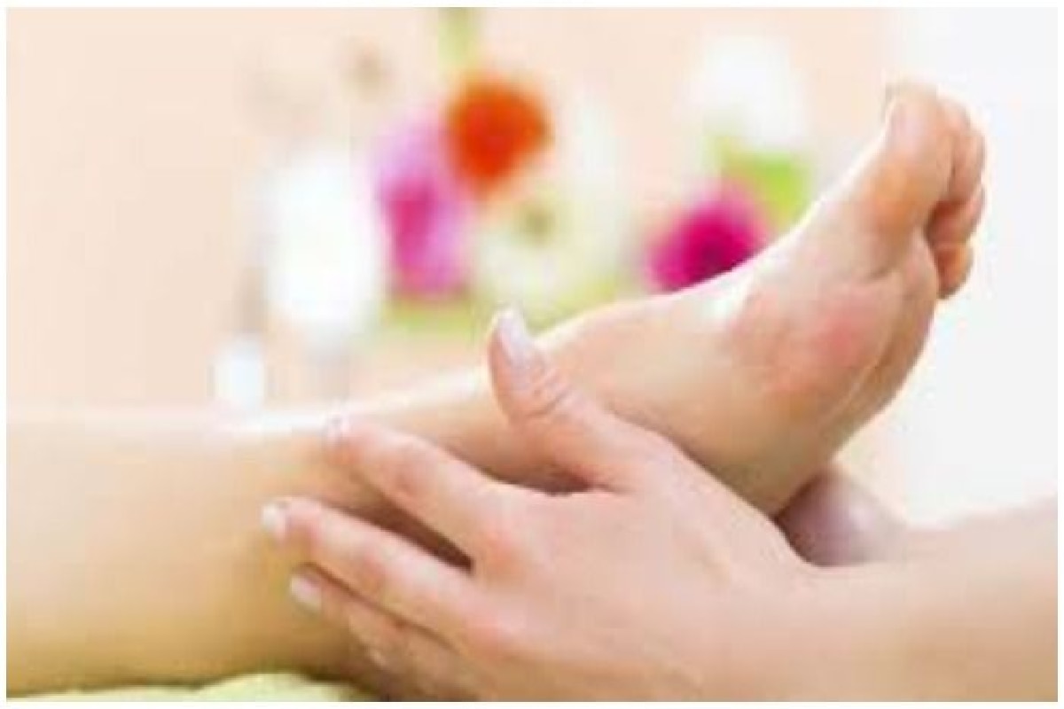 foot massage benefits in hindi foot care tips Insomnia pairo ki malish kaise karen tips