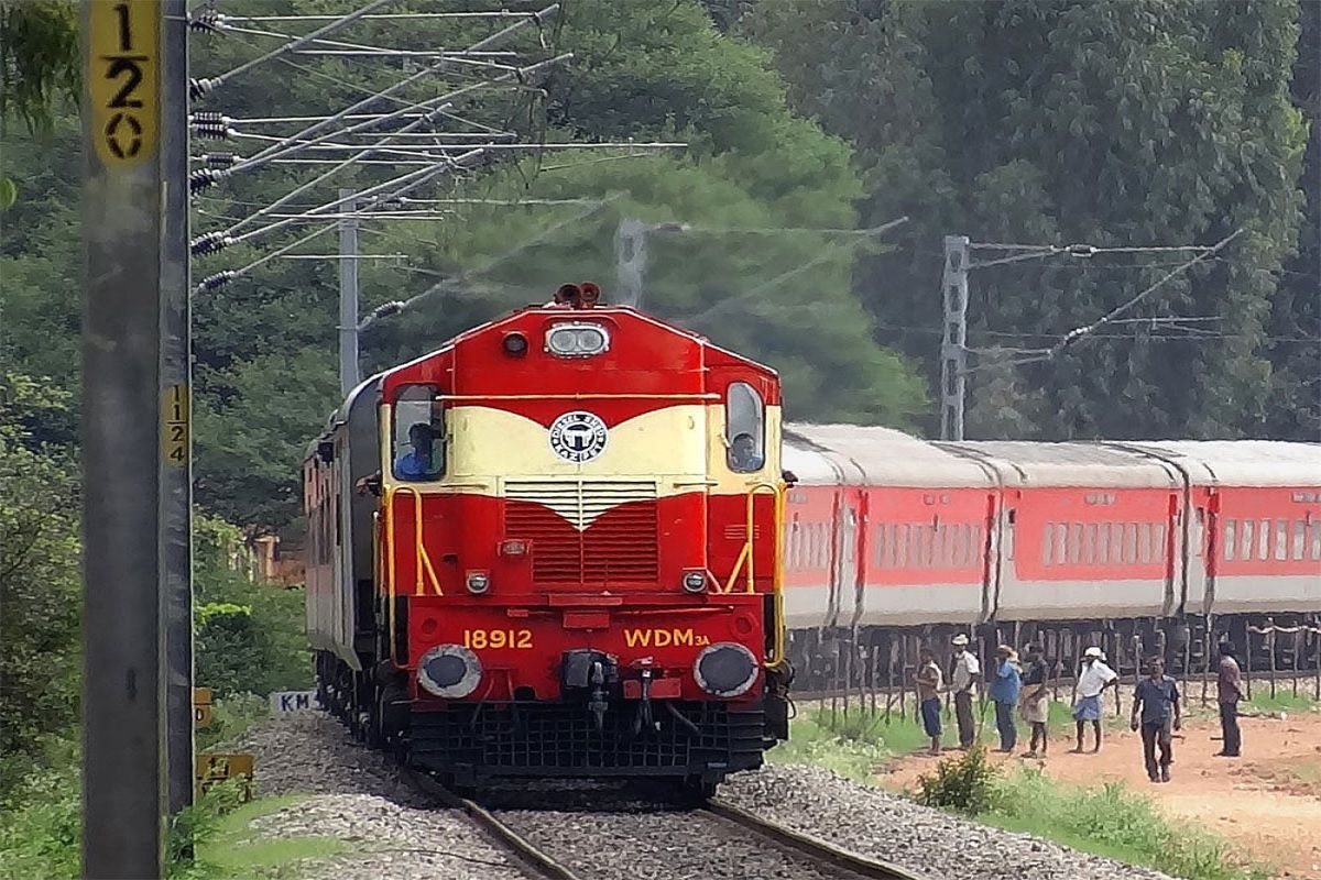 holi special train between gorakhpur to mumbai