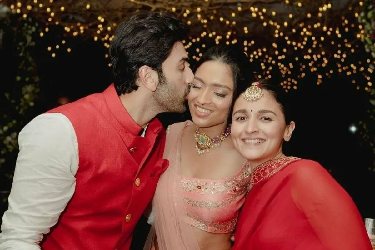 Ranbir Kapoor Kisses Alia Bhatts Bff In New Wedding Photos - See 