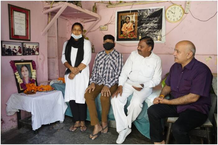 दिल्ली: कोरोना योद्धा सफाई कर्मचारी के परिवार को मिले 1 करोड़ रुपए, केजरीवाल सरकार ने सौंपा चेक