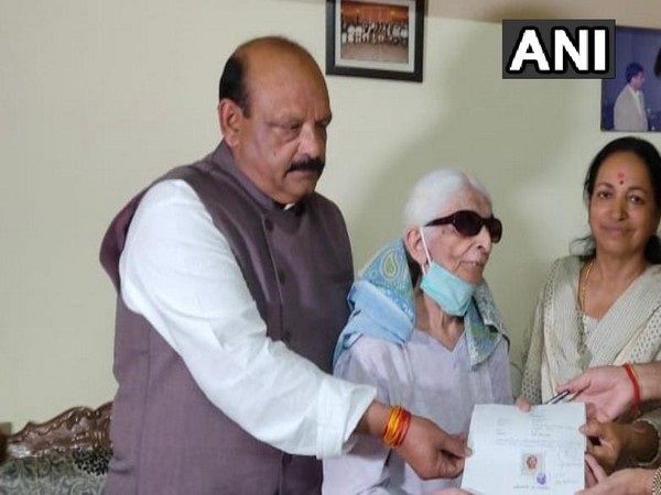 पूर्व शिक्षिका हैं मुन्जियाल