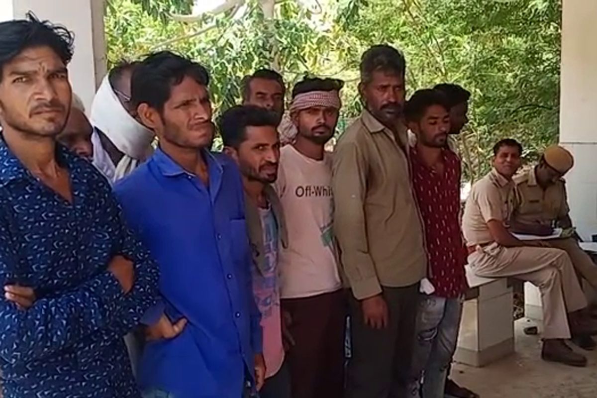 खेतों में जला मिला युवक का शव, परिजनों ने जताई हत्या की आशंका, घर से खेतों के लिए निकला था युवक
