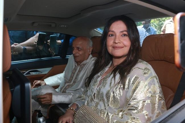 Puja Bhatt And Mahesh Bhatt arrive in pretty amazing outfits at Alia-Ranbir's wedding
