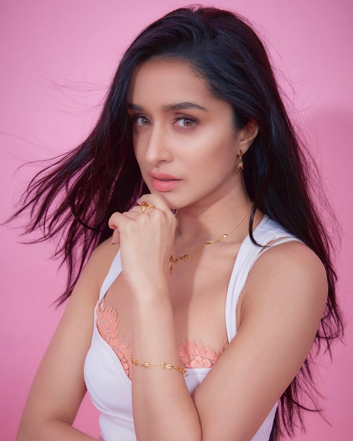 To complete her glam picks, Shraddha went with subtle eye shadow, blushed cheeks, glowing skin, sharp contour and neutral lip shade. Shraddha styled her ensemble with minimal accessories.