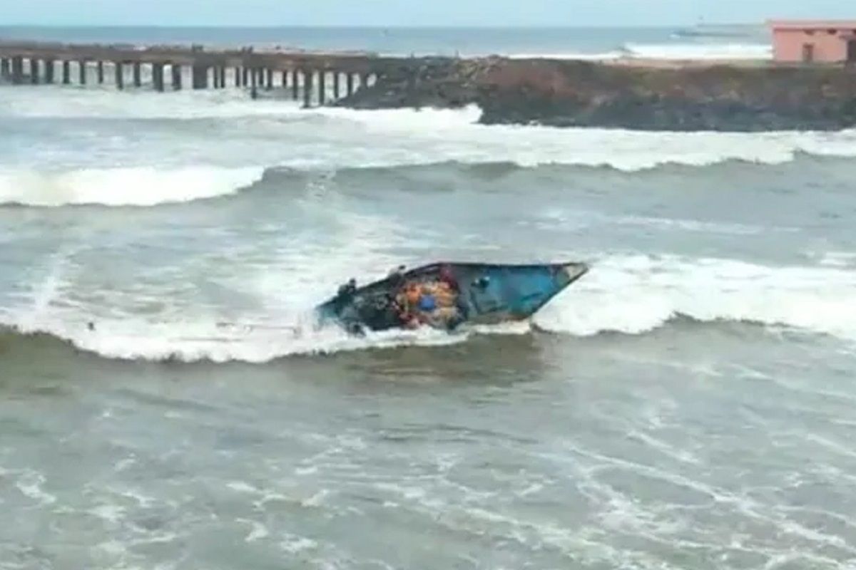 Cyclone Asani: Group Of Fishermen Narrowly Escape After Their Boat ...