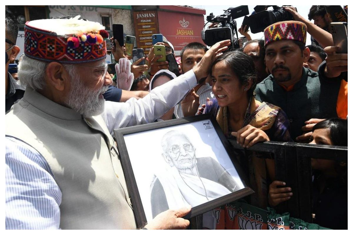 PM Modi Stops His Car To Accept Painting of His Mother, Heeraben, From a Girl in Shimla | Watch