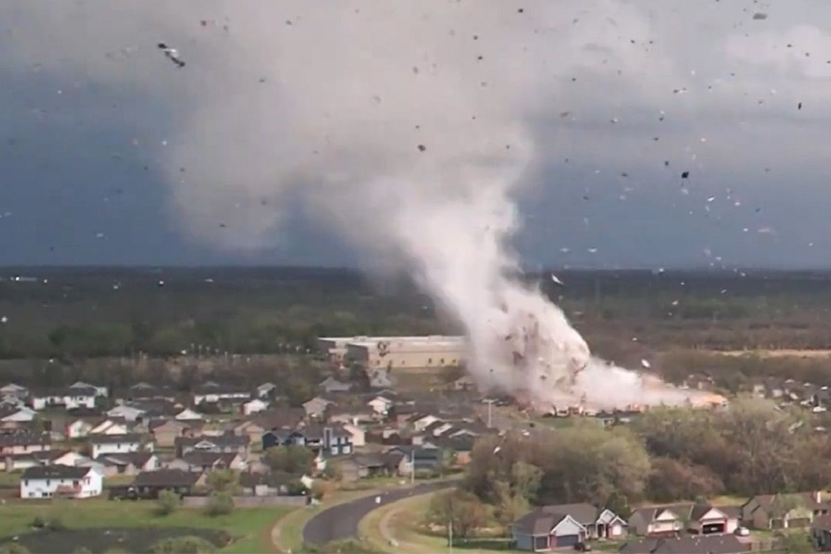 Fierce Tornado Rips Through US State of Kansas, Damages Hundreds of