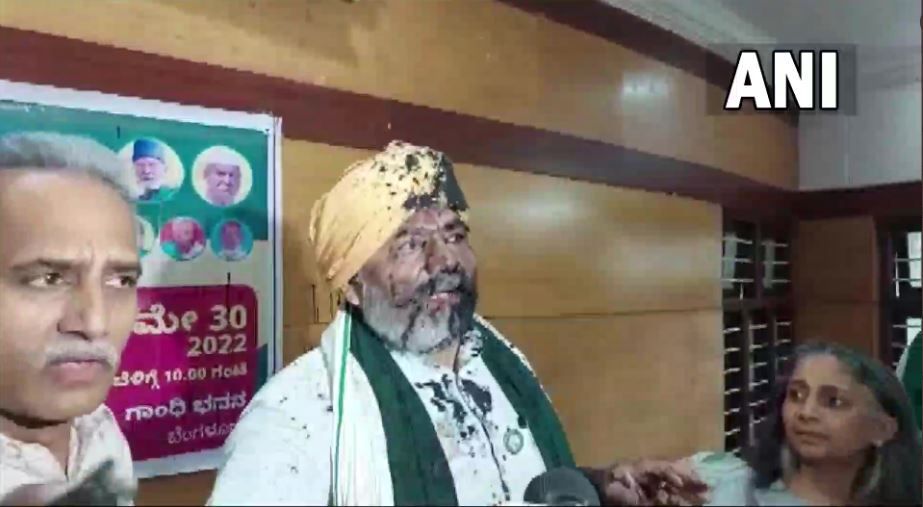 On Camera: Ink Thrown at BKU Leader Rakesh Tikait in Bengaluru Event; Fight, Chaos Ensue