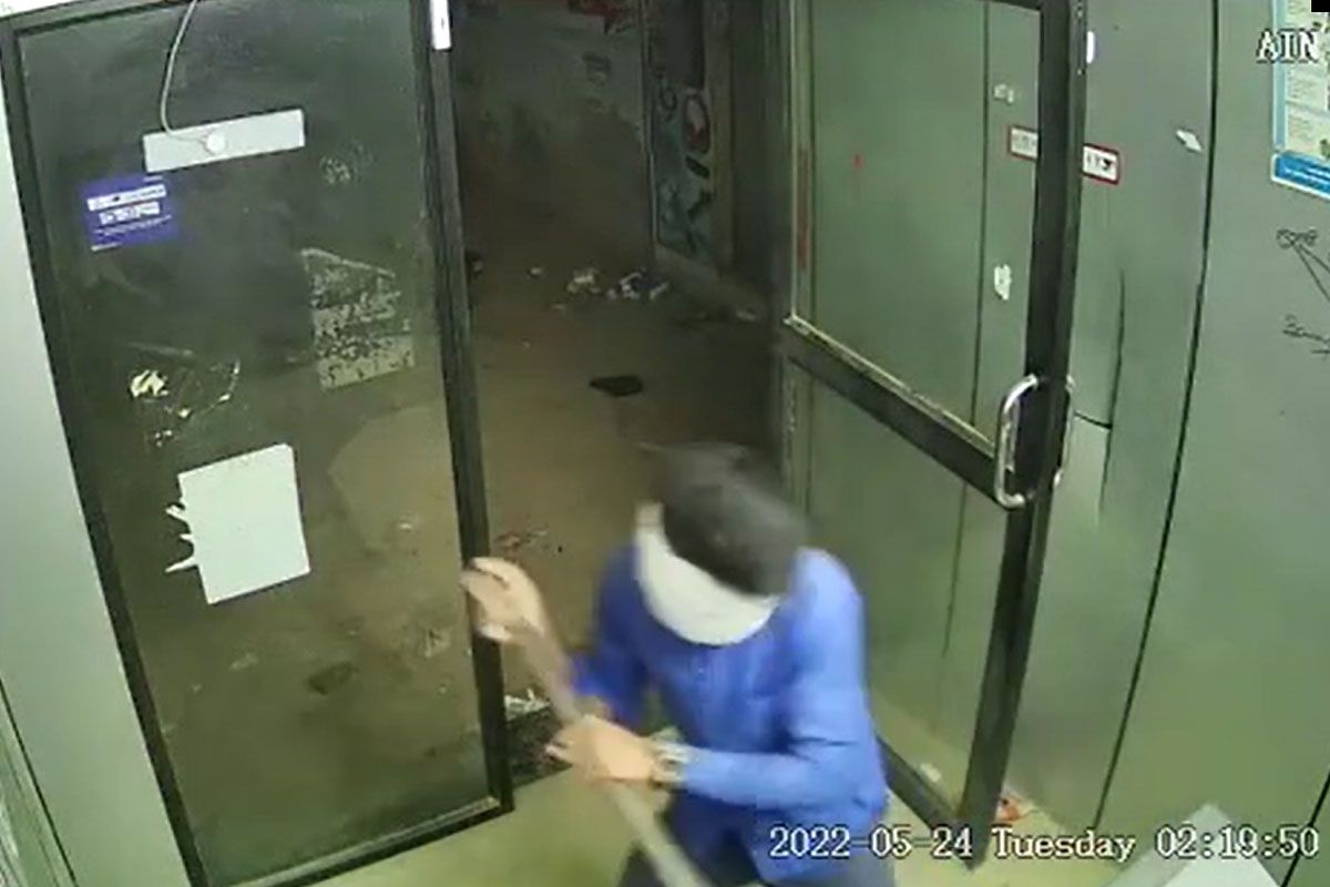 ATM में चोरी और तोड़फोड़ का ऐसा वीडियो आपने पहले कभी नहीं देखा होगा, देखें