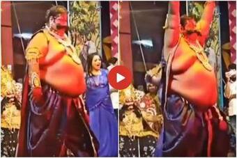 Funny Dance Video: नाटक छोड़ स्टेज पर कूद गया कलाकार, फिर जो किया लोगों का पैसा वसूल हो गया- देखें वीडियो Funny Dance Video: नाटक छोड़ स्टेज पर कूद गया कलाकार, फिर जो किया लोगों का पैसा वसूल हो गया- देखें वीडियो